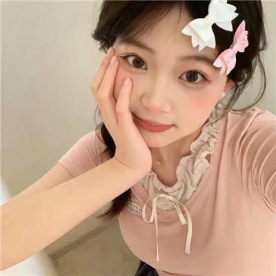 出墙红杏两家春